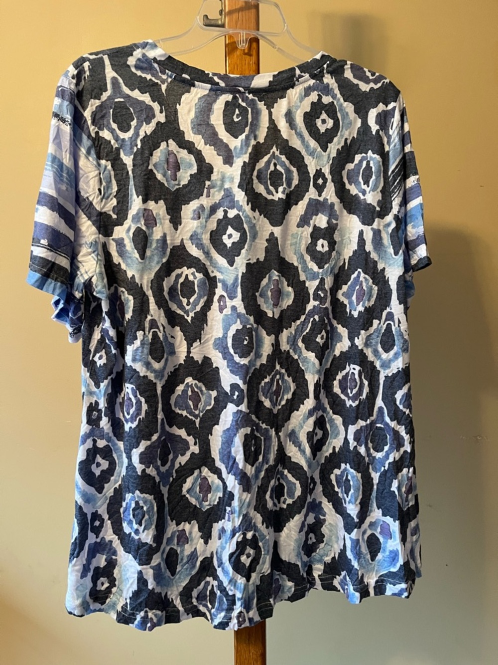 Via Ritina Blue Patterned V-Neck Women’s Top - Picture 3 of 3